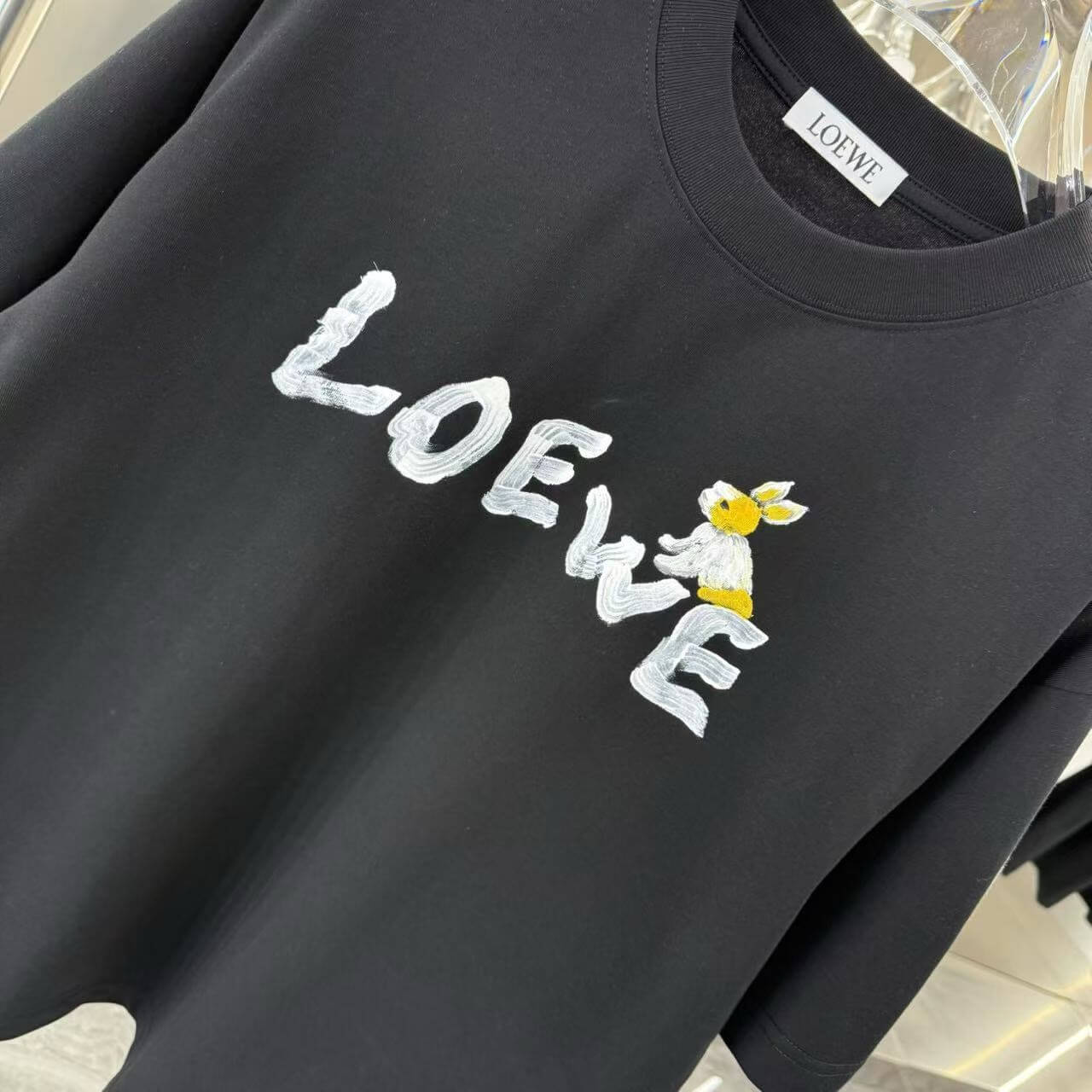 Camiseta con estampado pintado a mano