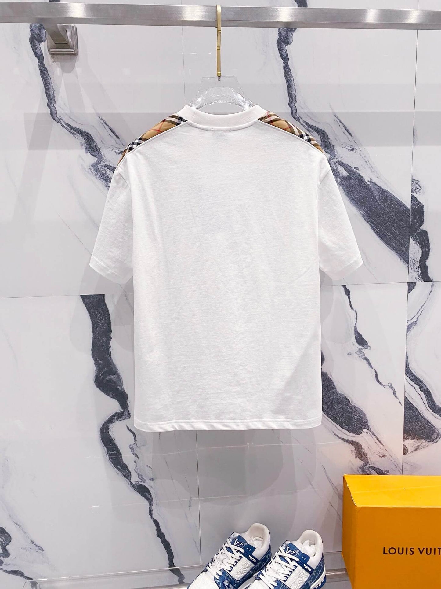 Camiseta de rayas a cuadros en el cuello
