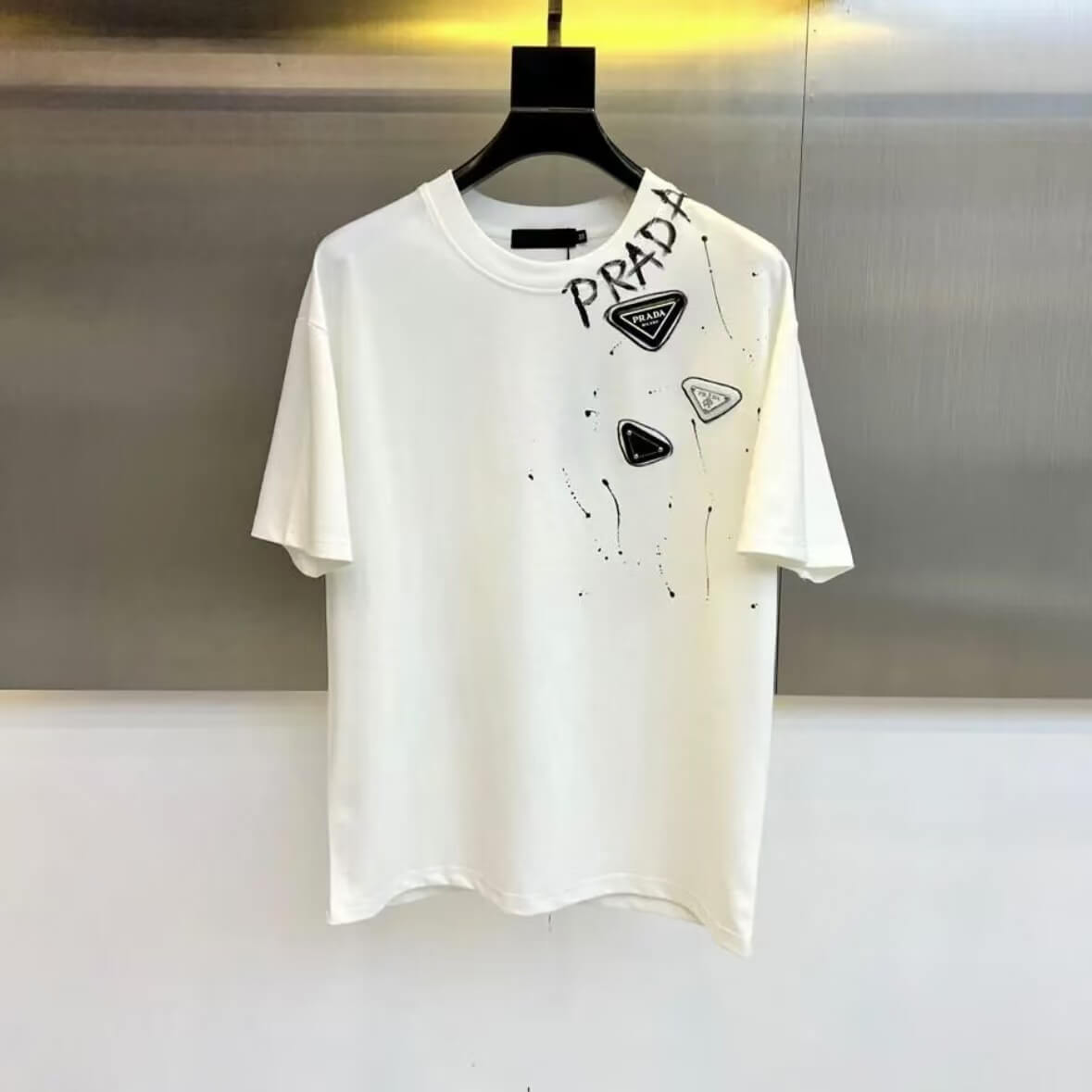 Camiseta de estilo callejero con grafiti y elementos metálicos