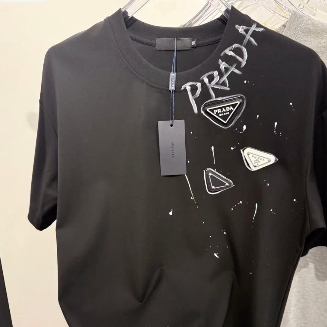 Camiseta de estilo callejero con grafiti y elementos metálicos