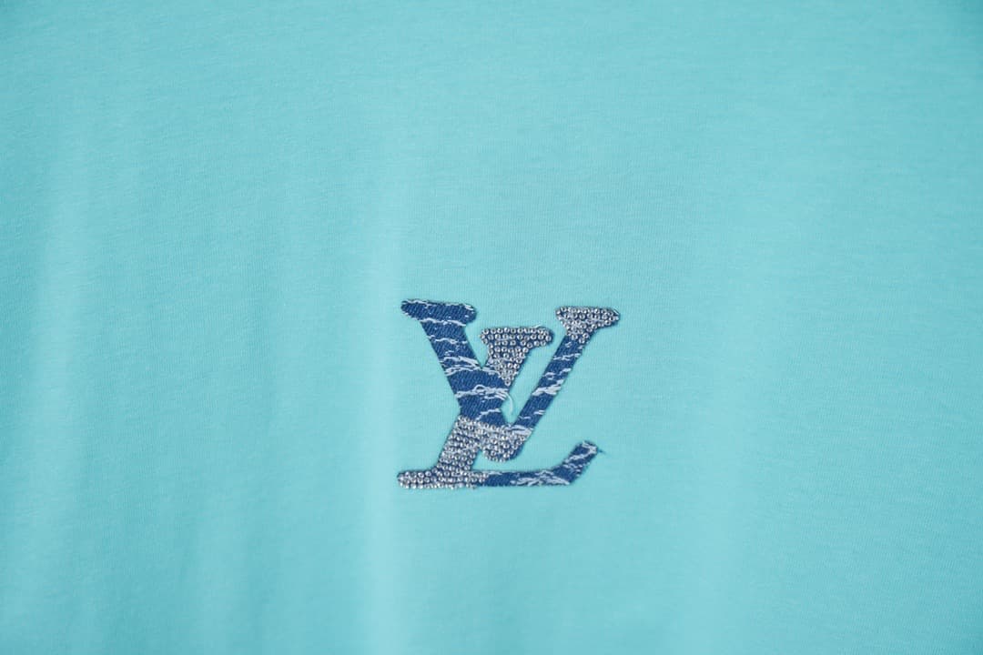 Nueva camiseta con parche de mezclilla y letras de diamantes de imitación 2025