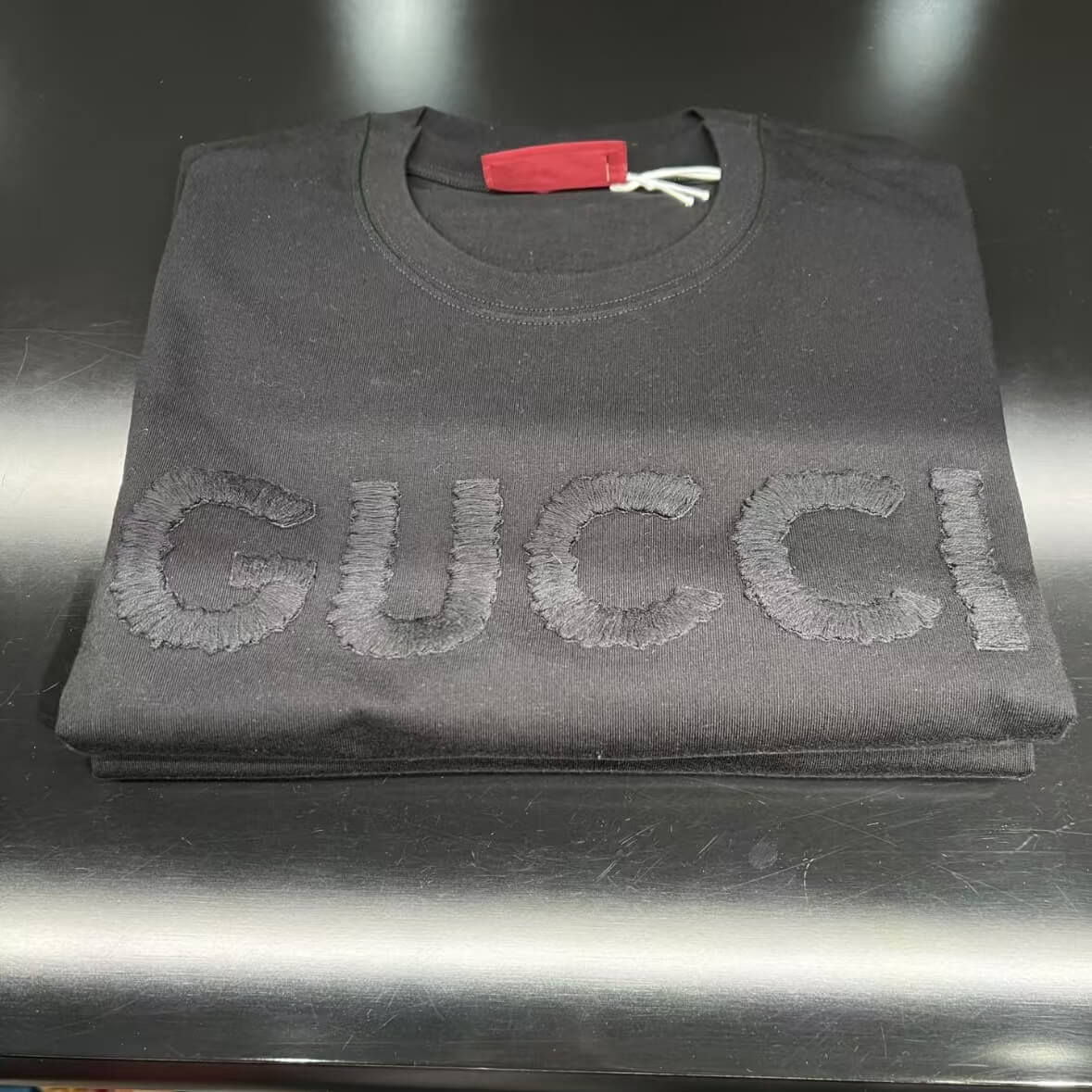 Camiseta minimalista con bordado 3D