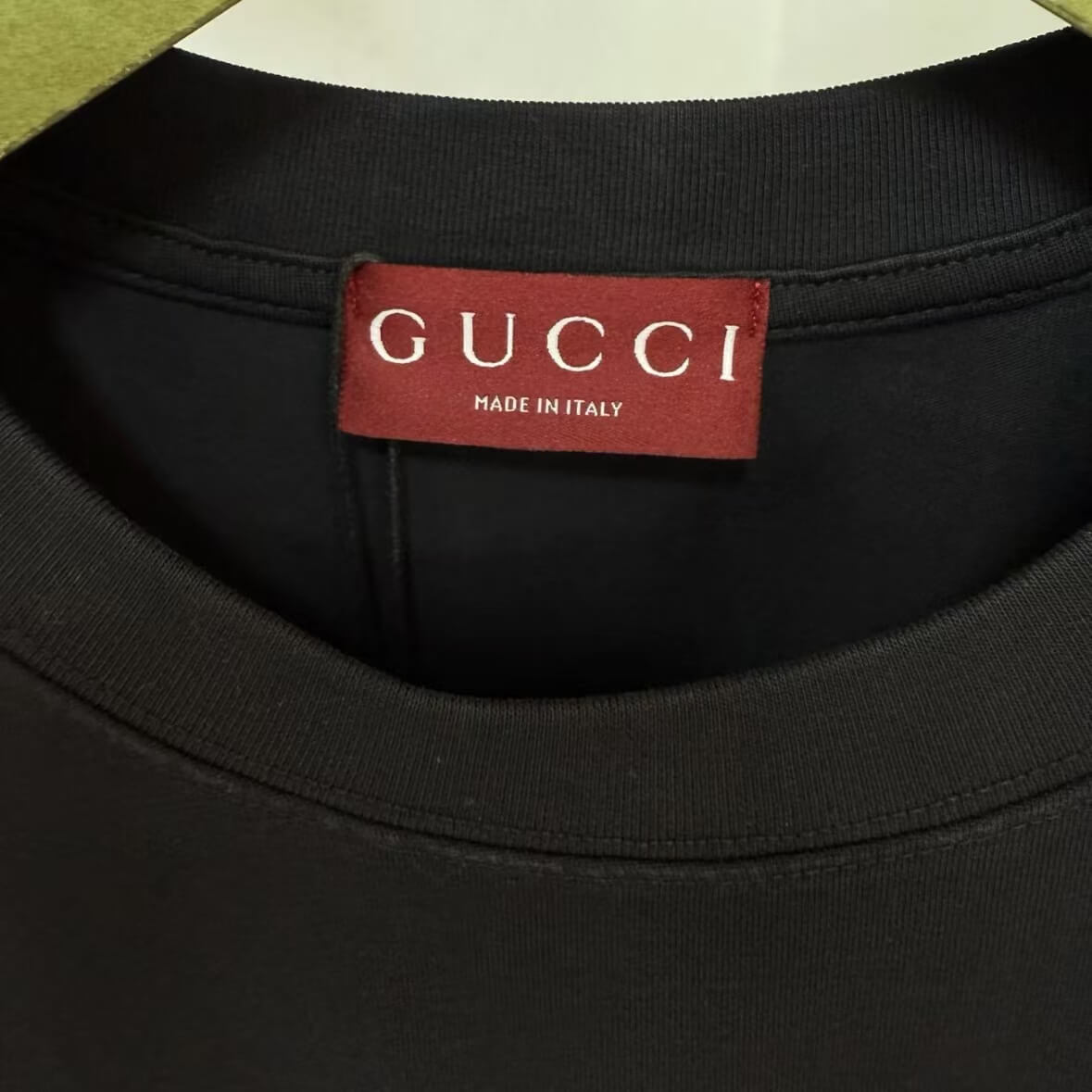 Camiseta minimalista con bordado 3D