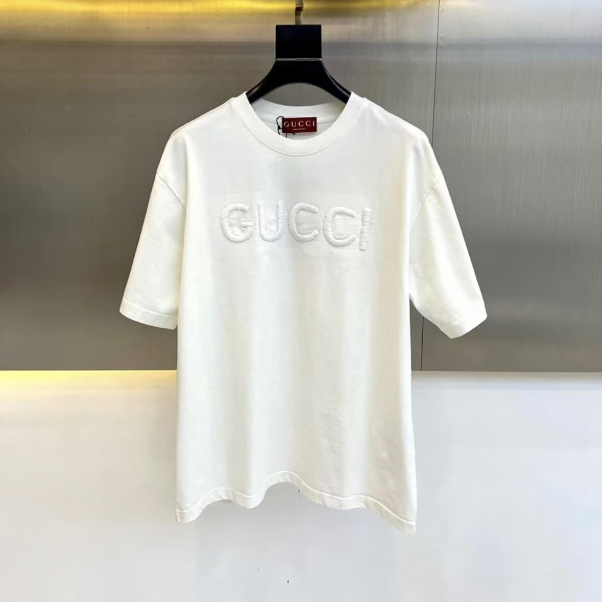 Camiseta minimalista con bordado 3D