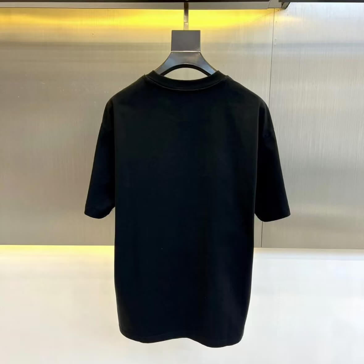 Camiseta minimalista con bordado 3D