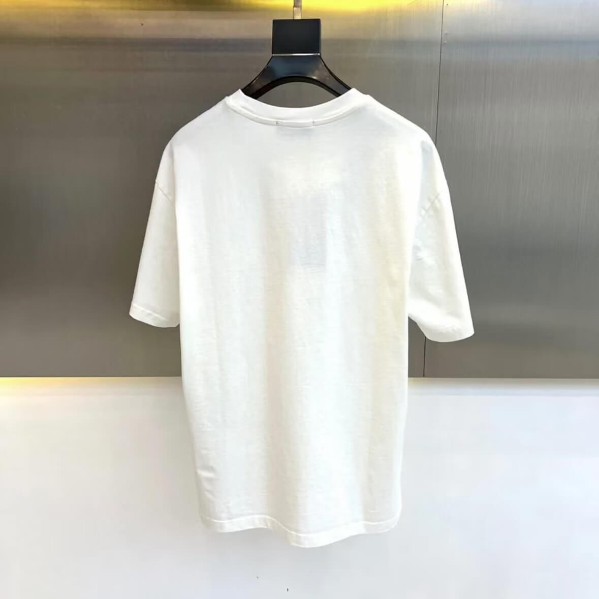 Camiseta minimalista con bordado 3D