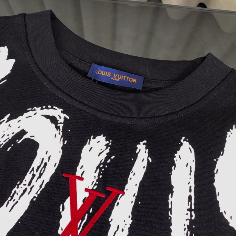 Camiseta con collar, letras y bordado en el pecho