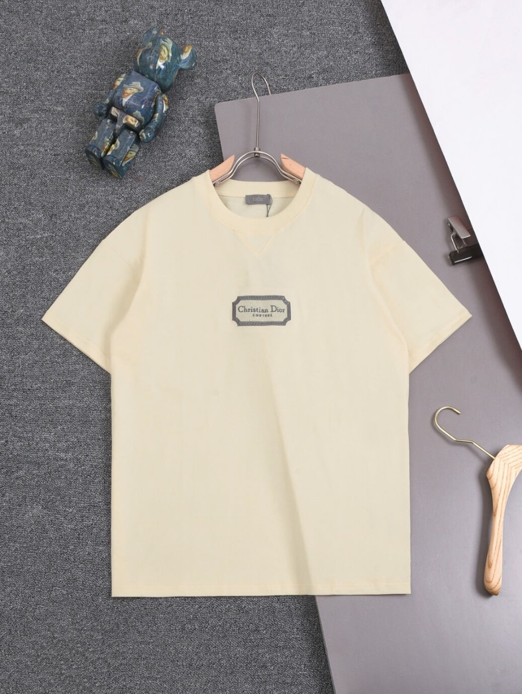 Camiseta clásica con bordado