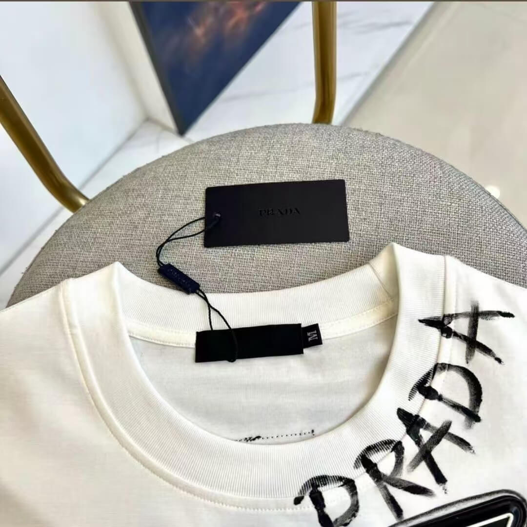 Camiseta de estilo callejero con grafiti y elementos metálicos