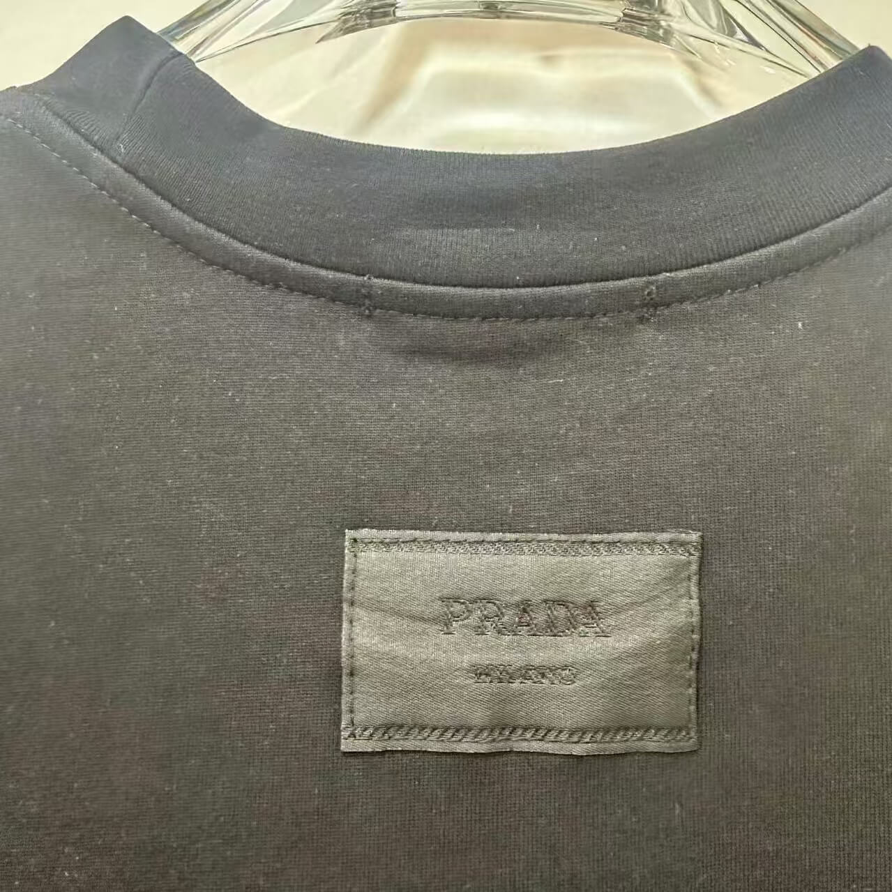 Camiseta de estilo callejero con grafiti y elementos metálicos