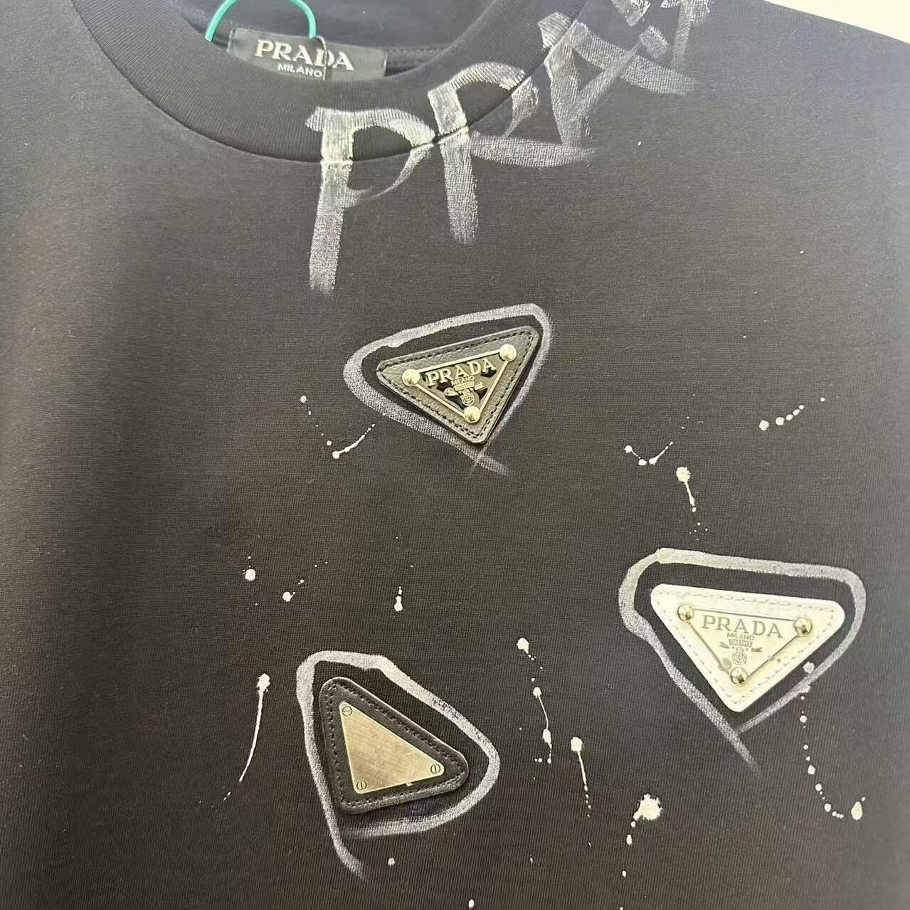 Camiseta de estilo callejero con grafiti y elementos metálicos