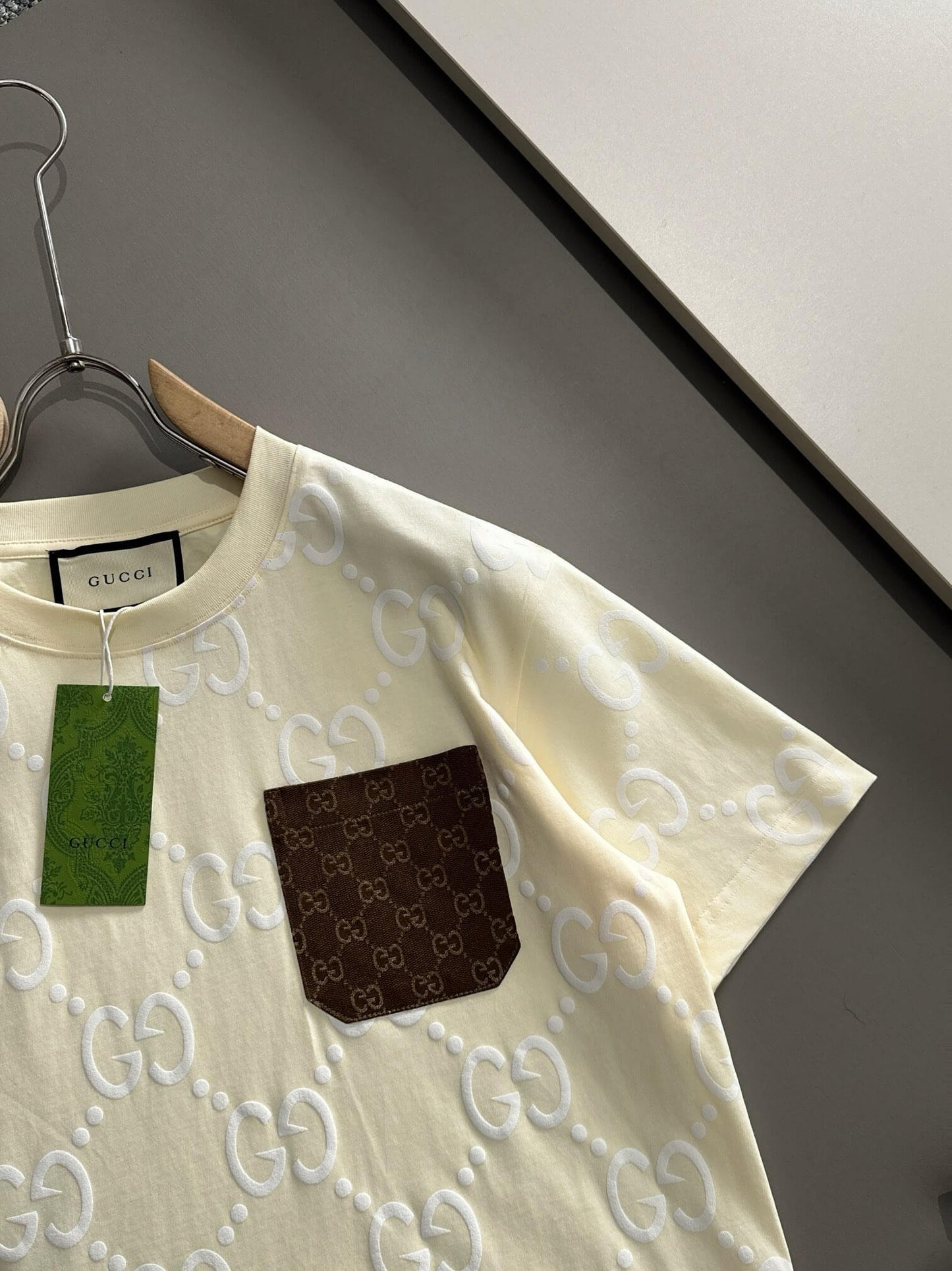 T-shirt à poche plaquée et imprimé intégral
