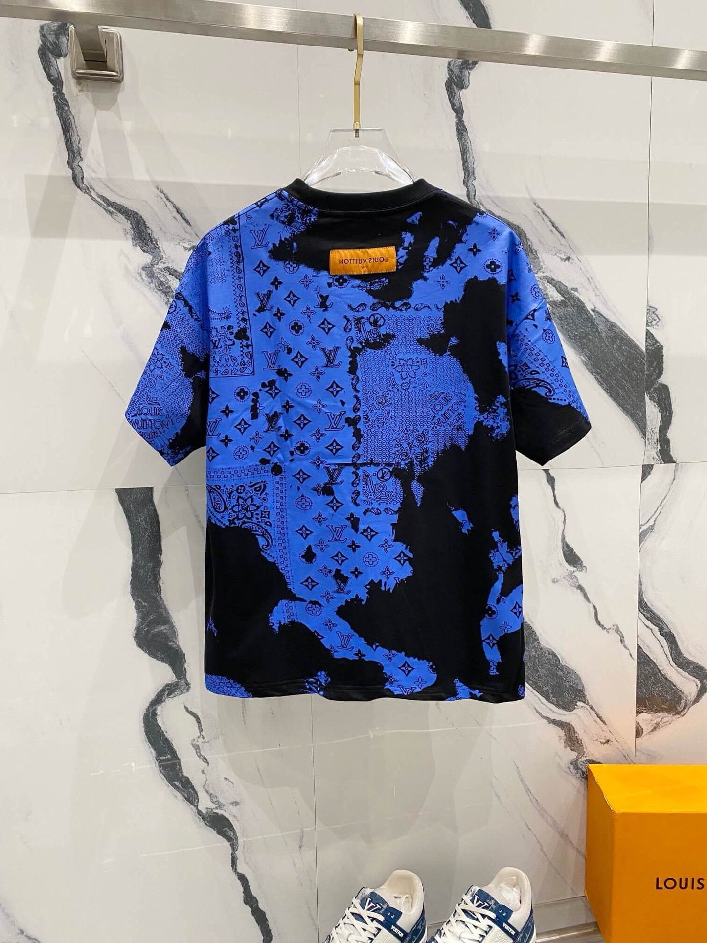 T-shirt imprimé bleu Rendering