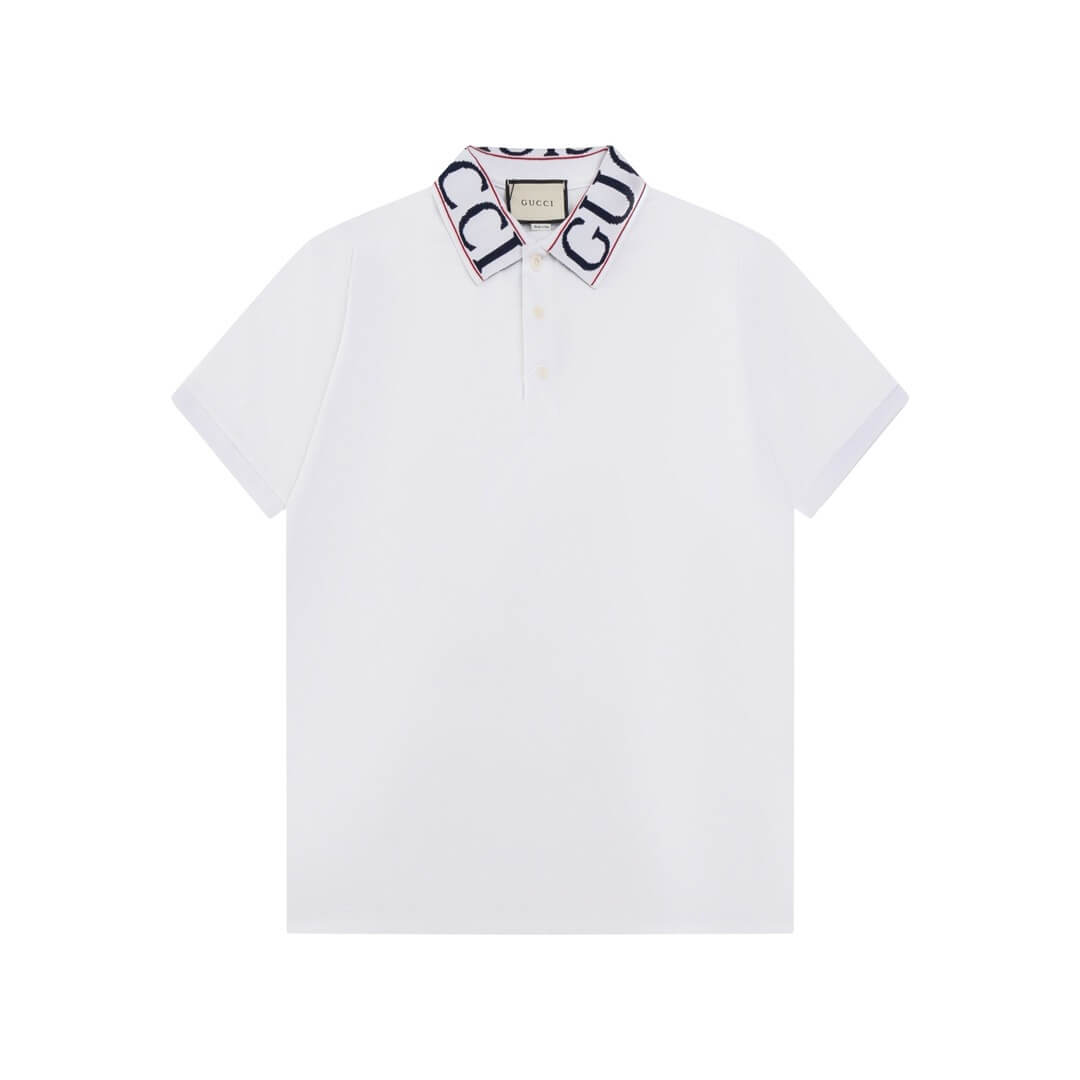 Camiseta polo con letras en el escote