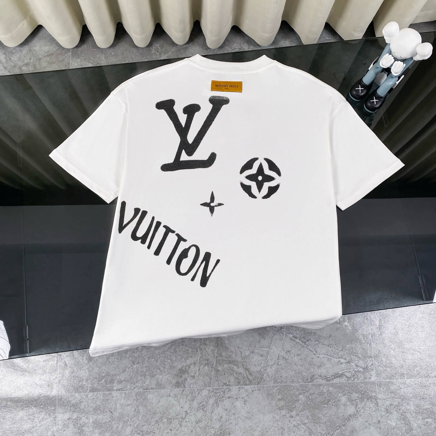 Camiseta con letras de grafiti