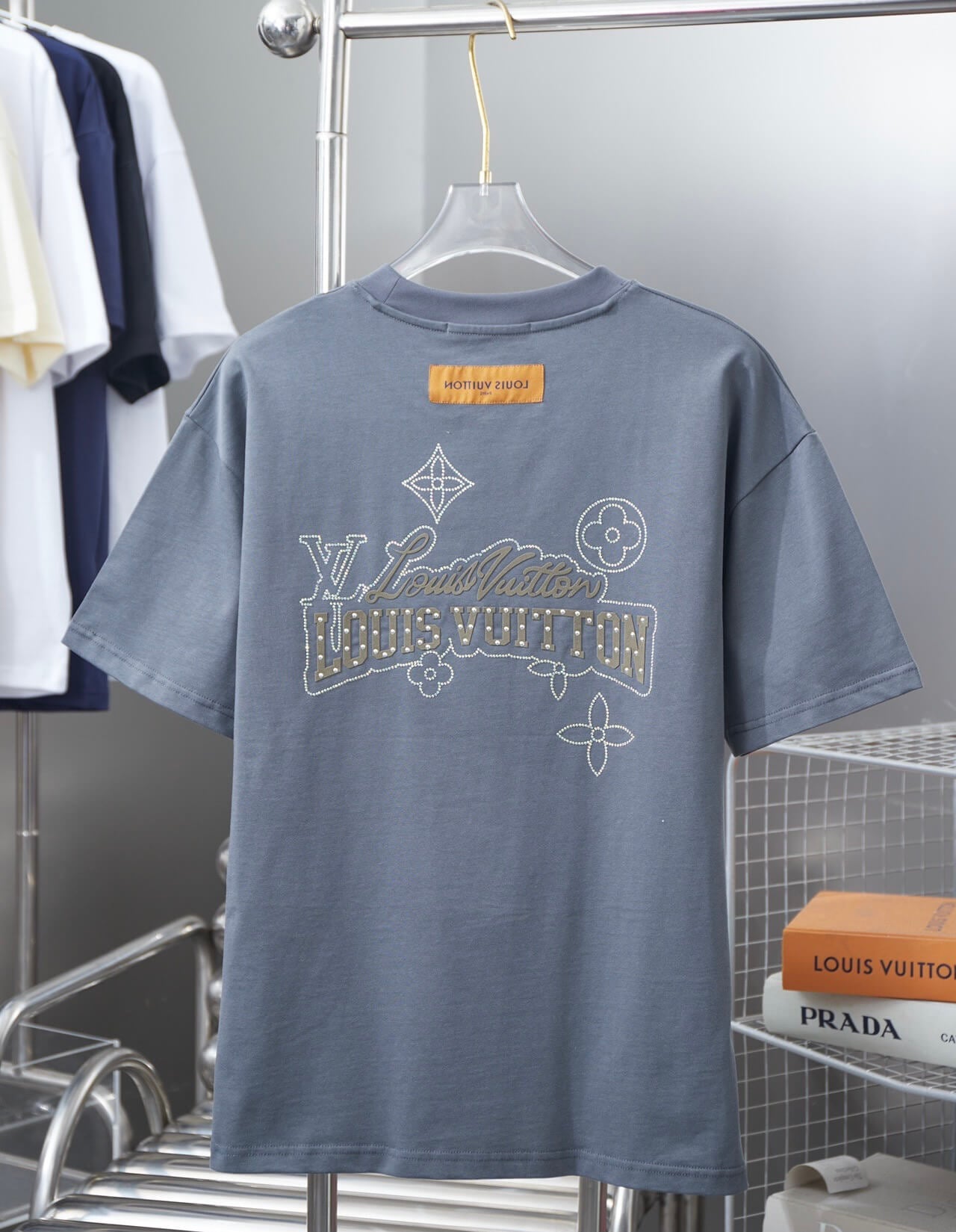 Camiseta con letras flocadas y diamantes de imitación