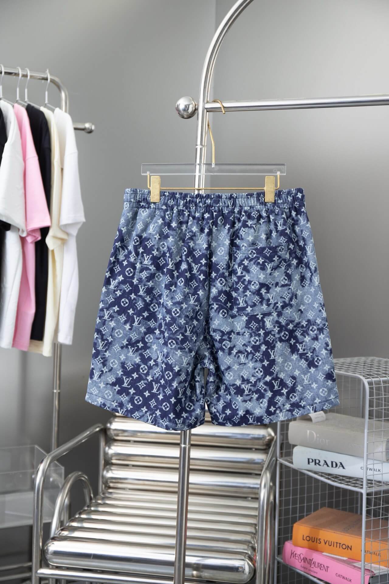 Shorts con estampado degradado azul por todas partes