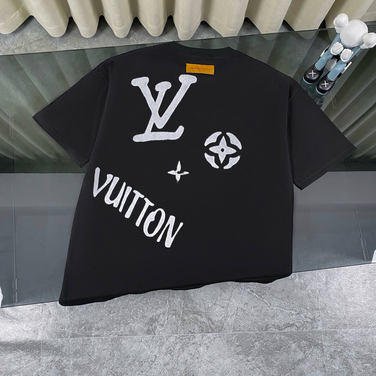 Camiseta con letras de grafiti