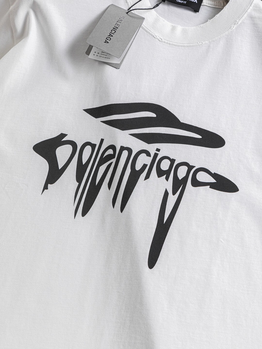 Camiseta con diseño rasgado