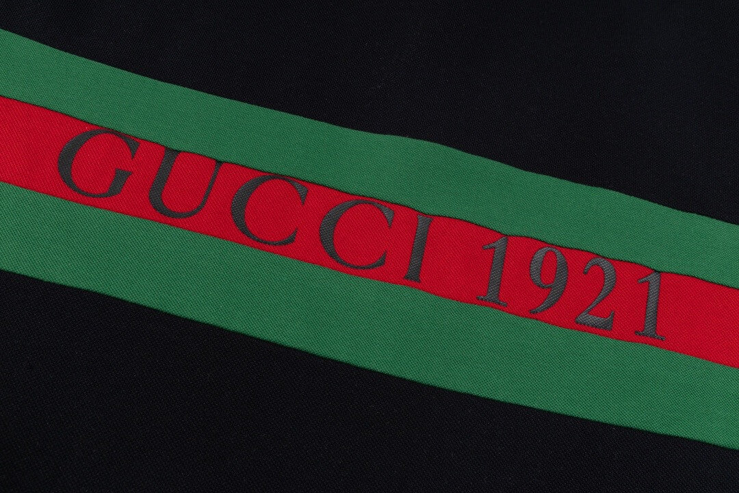 Camiseta polo de rayas rojas y verdes