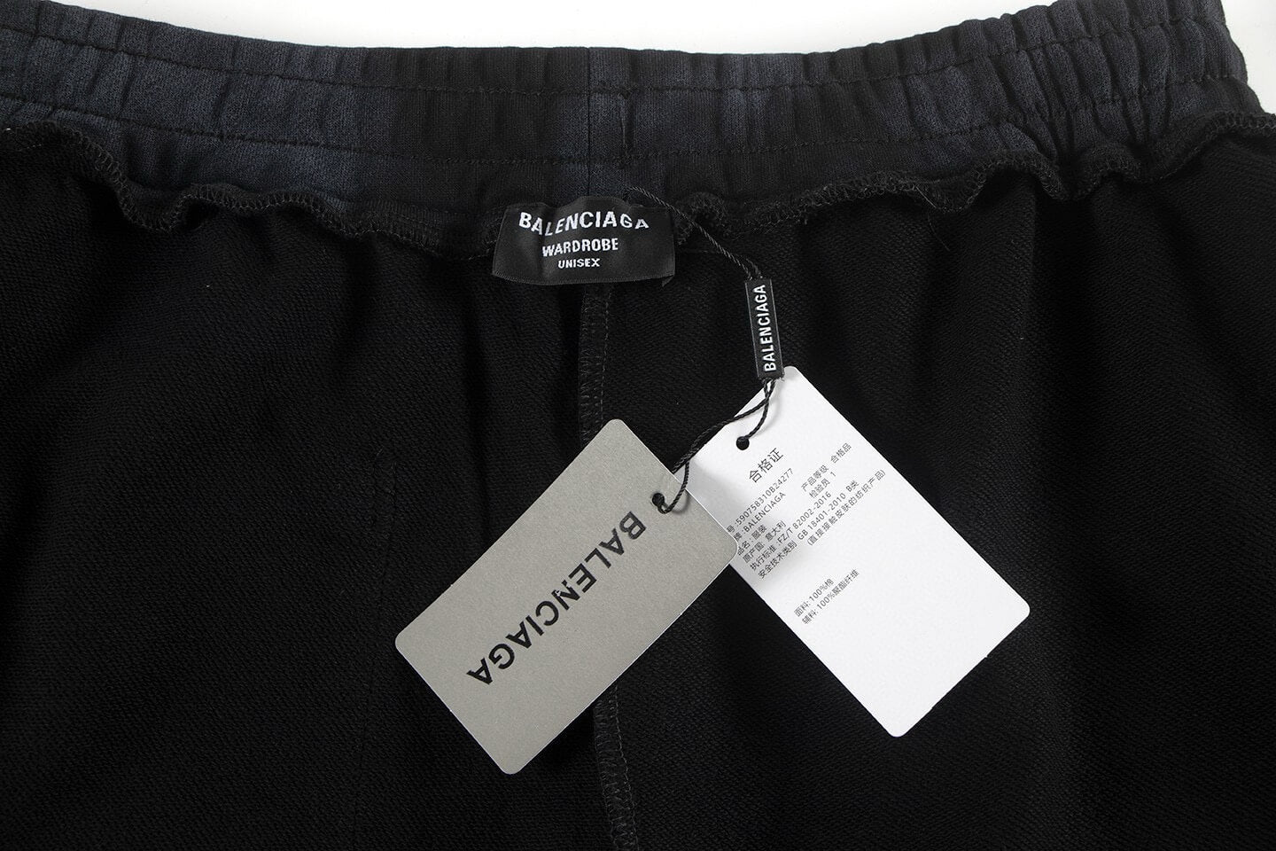 Short à lettres brodées