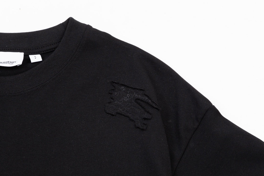 Camiseta bordada con caballo de guerra