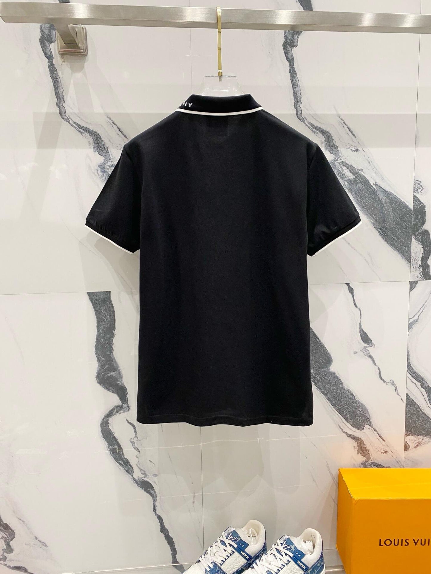 Camiseta polo con bordado cuadrado