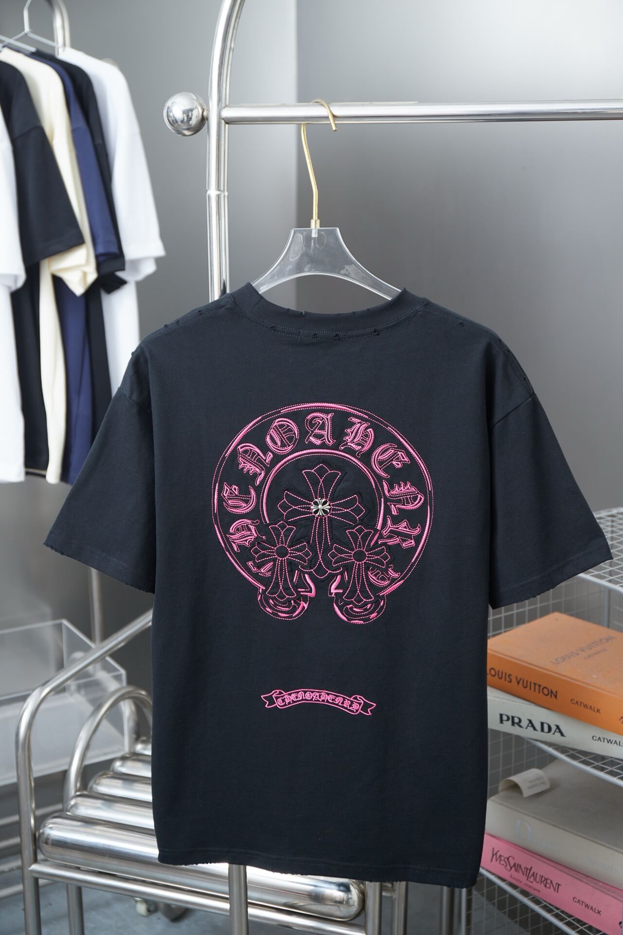 Camiseta con bordado de cruz