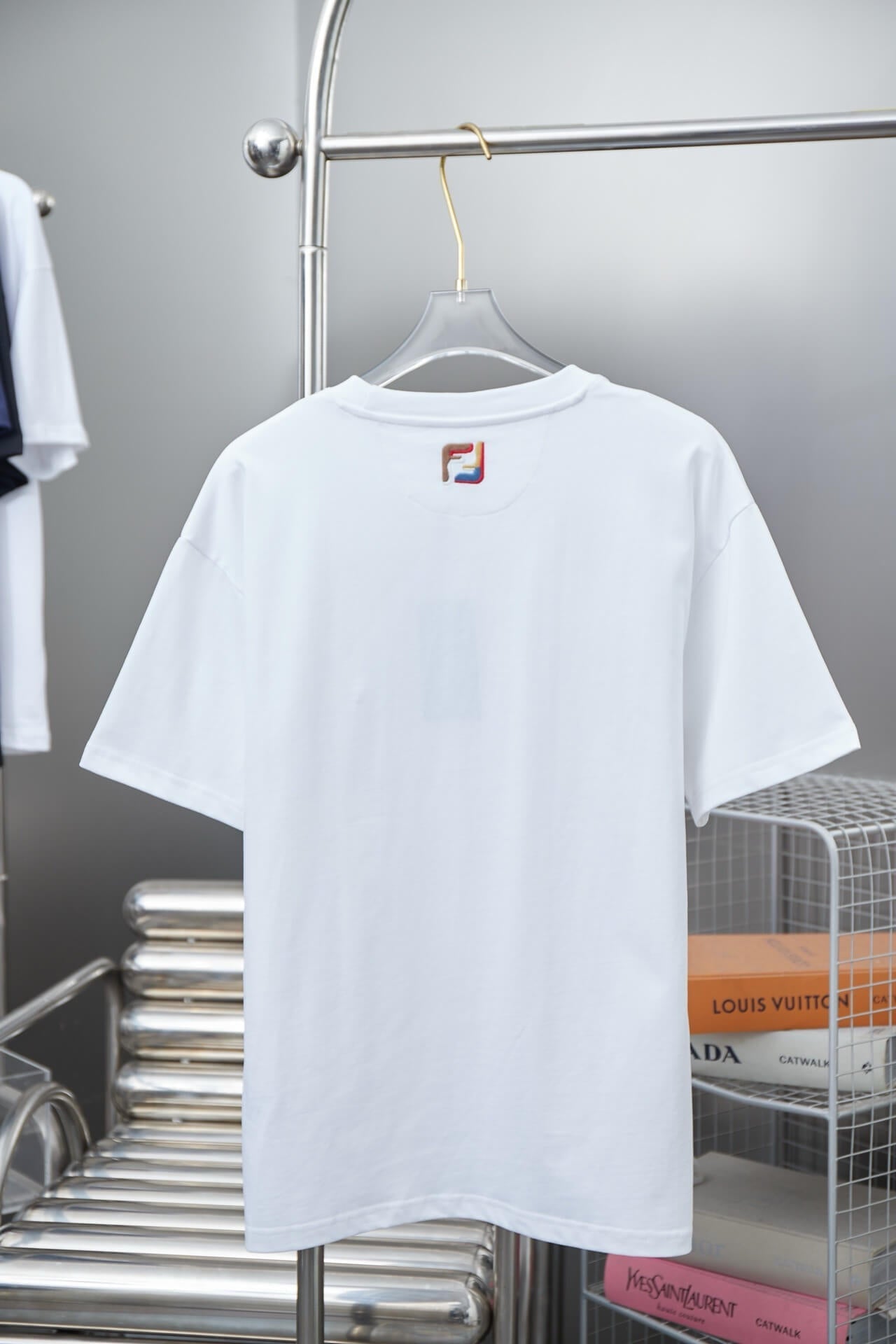 Camiseta con bordado colorido