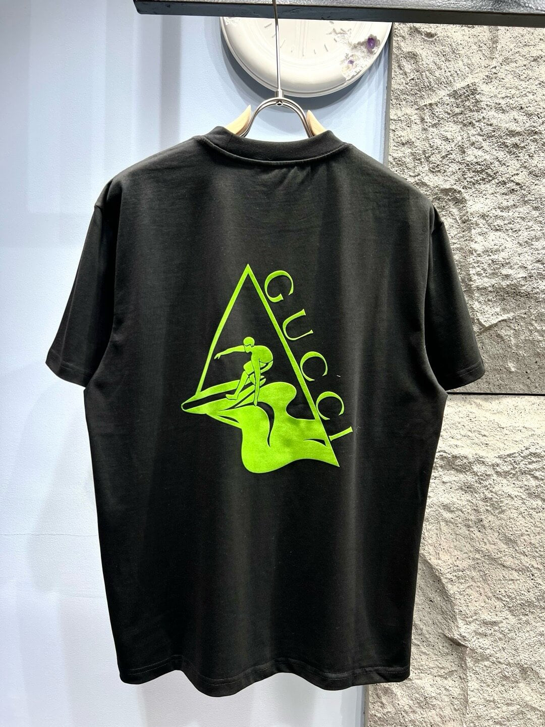 Camiseta con estampado de surfista