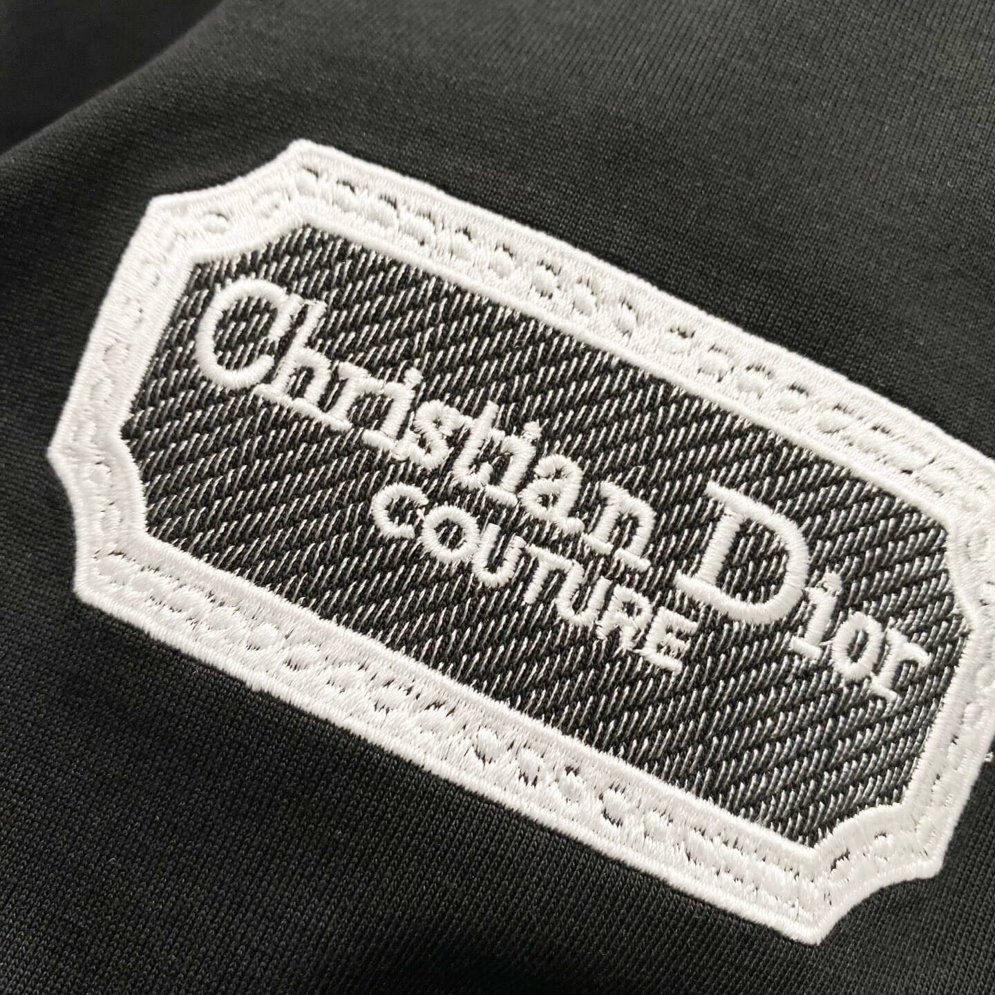 Camiseta clásica con bordado