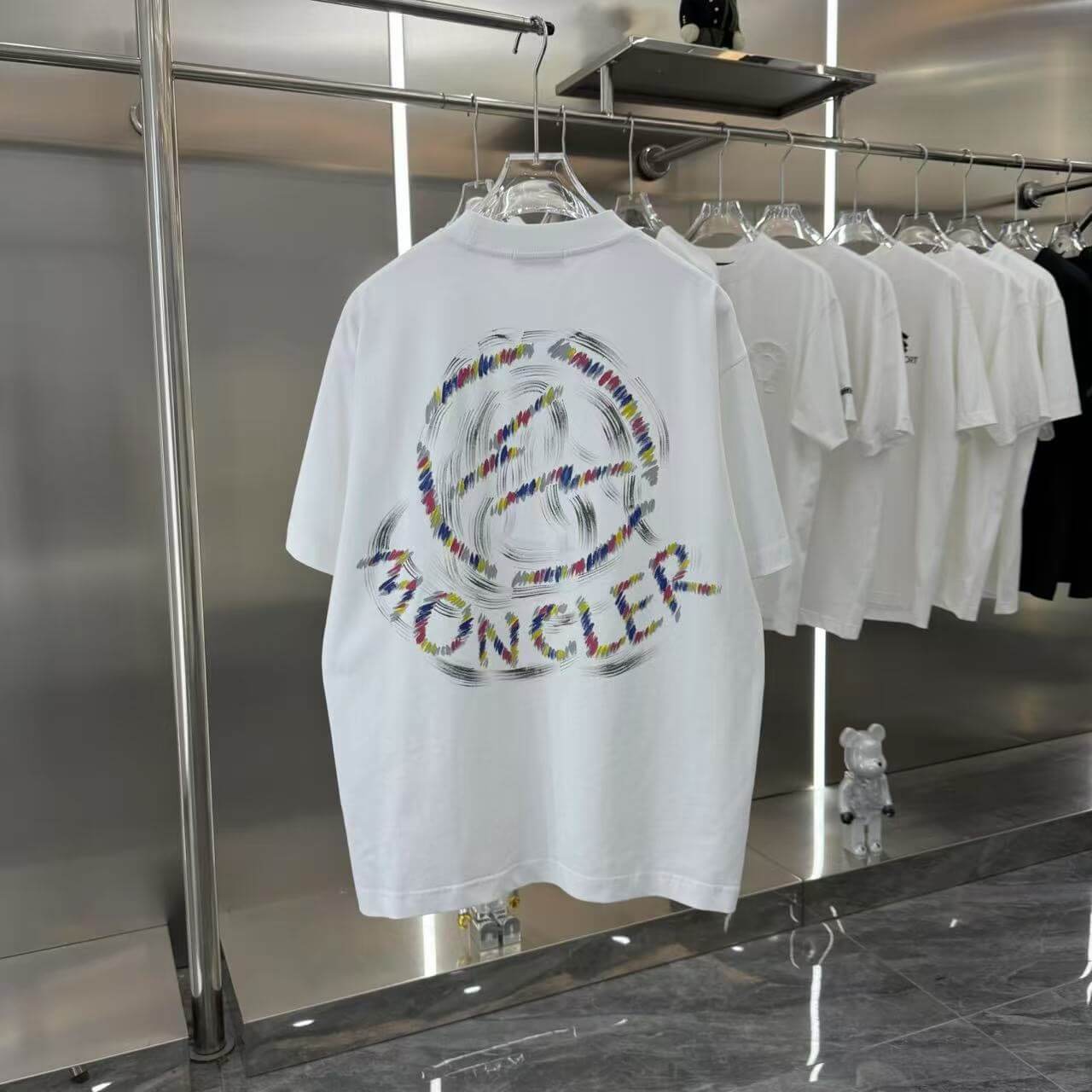Camiseta con estampado de colores