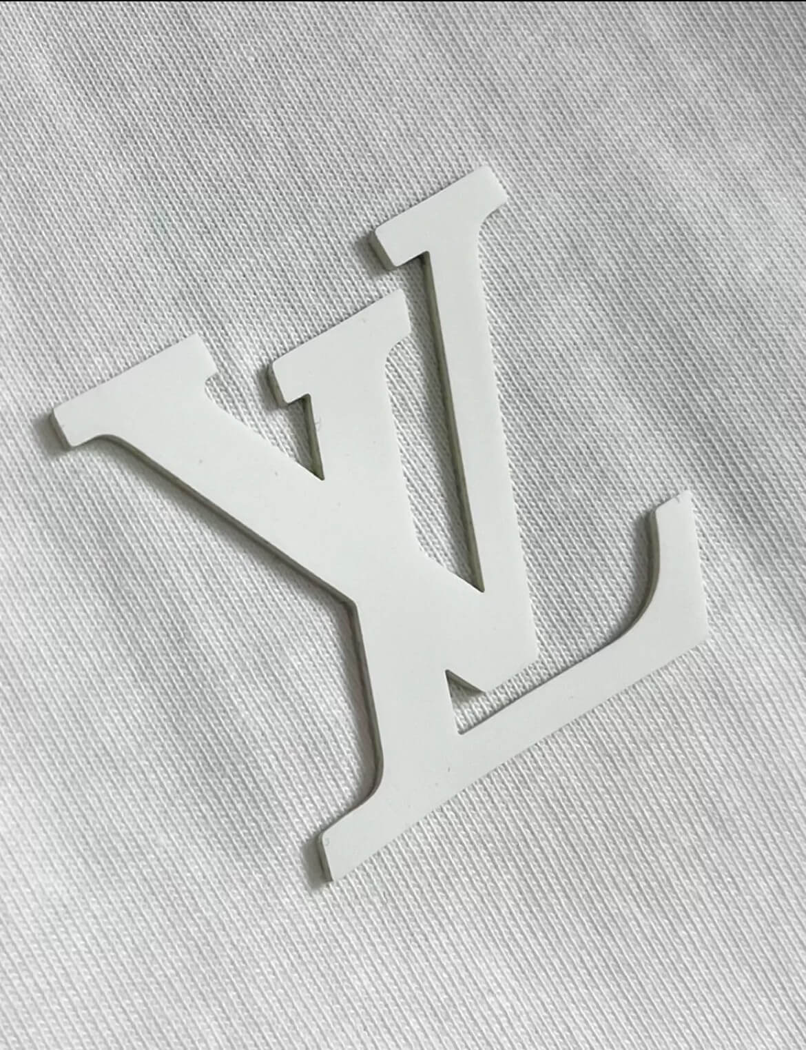 Camiseta con letras en relieve