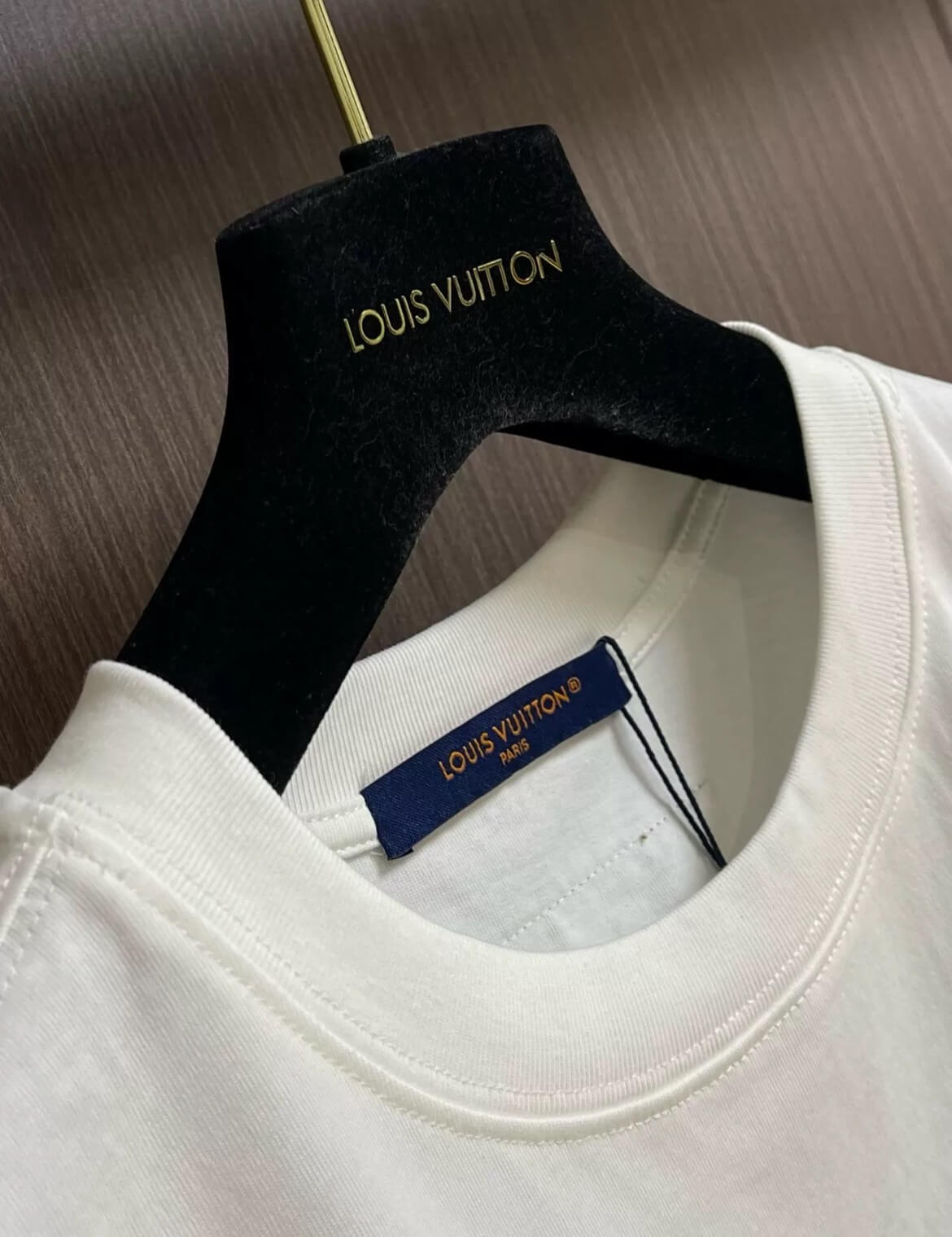 Camiseta con letras en relieve