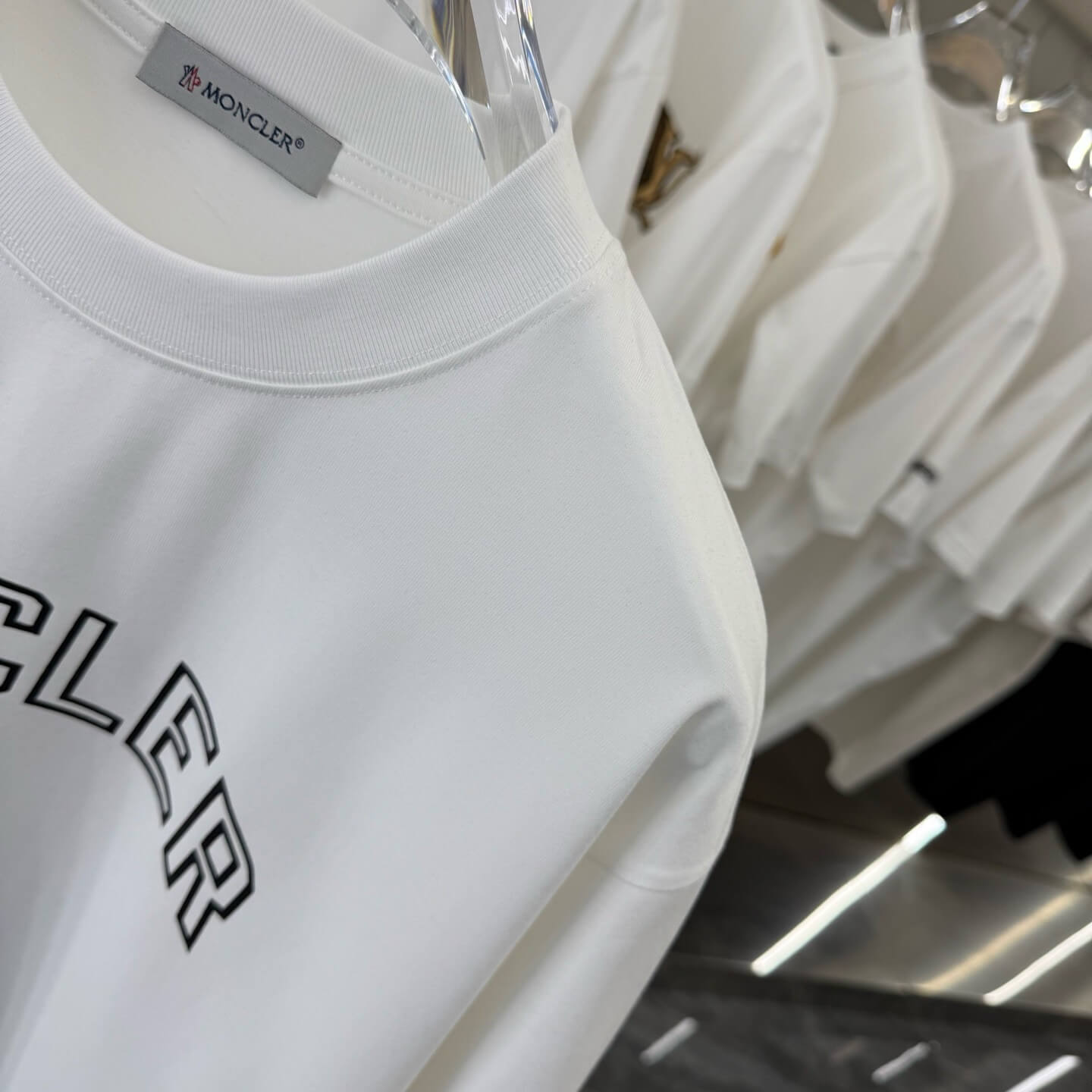 Camiseta con estampado de letras huecas