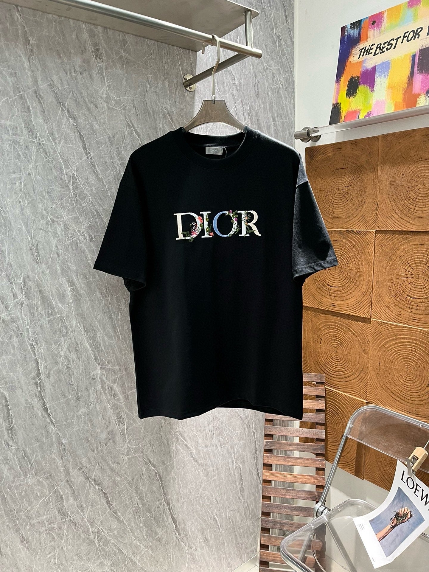 Camiseta con bordado floral