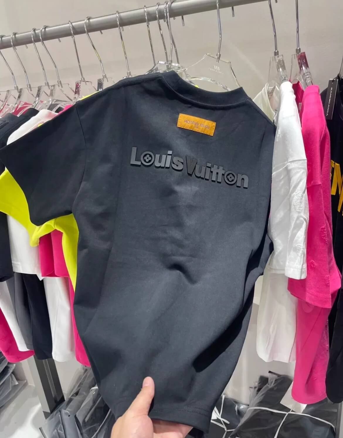 Camiseta con letras en relieve