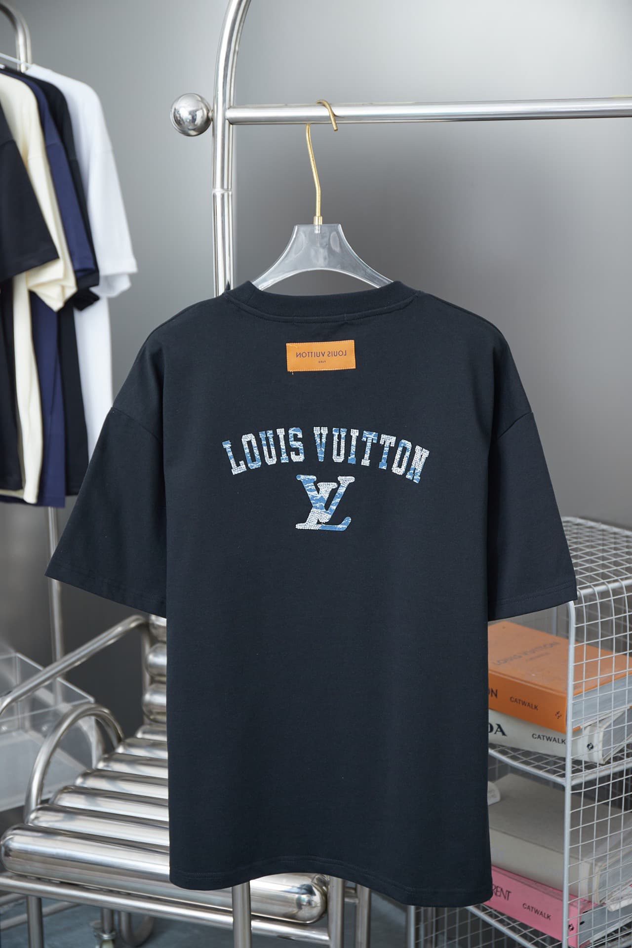Nueva camiseta con parche de mezclilla y letras de diamantes de imitación 2025