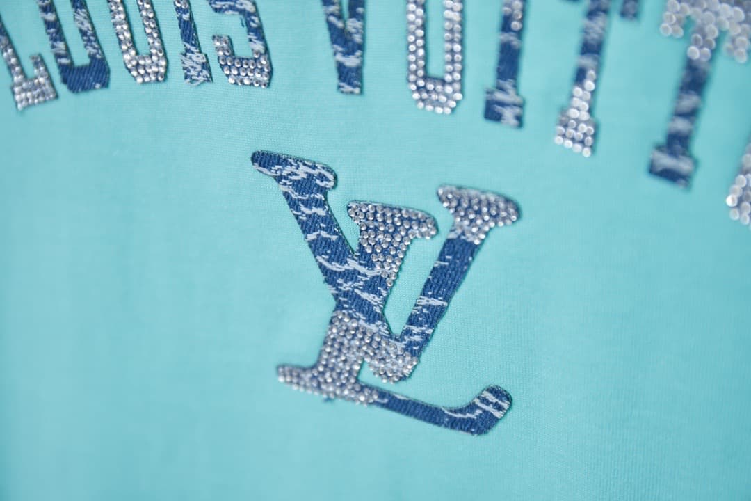 Nueva camiseta con parche de mezclilla y letras de diamantes de imitación 2025
