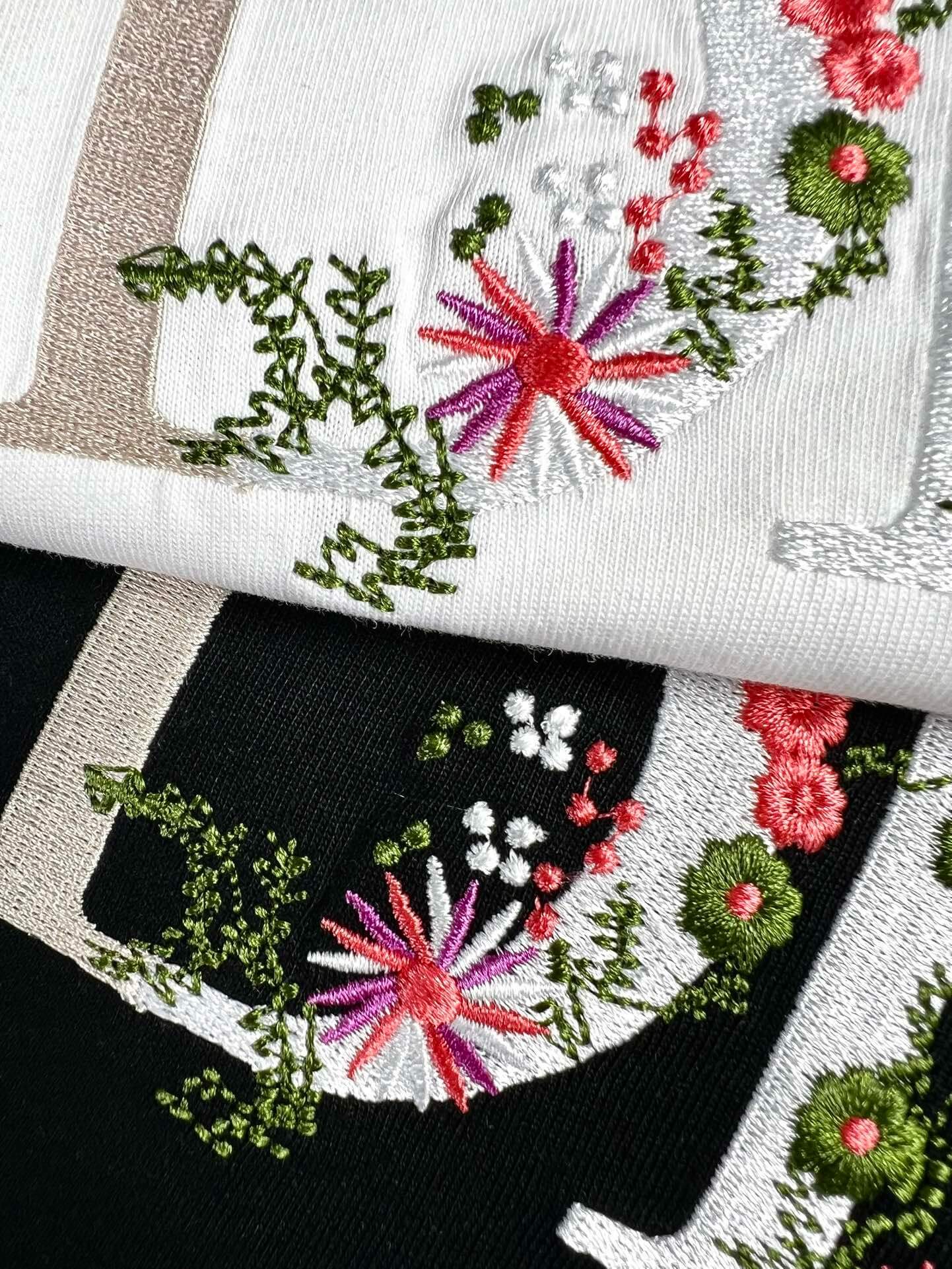 Camiseta con bordado floral