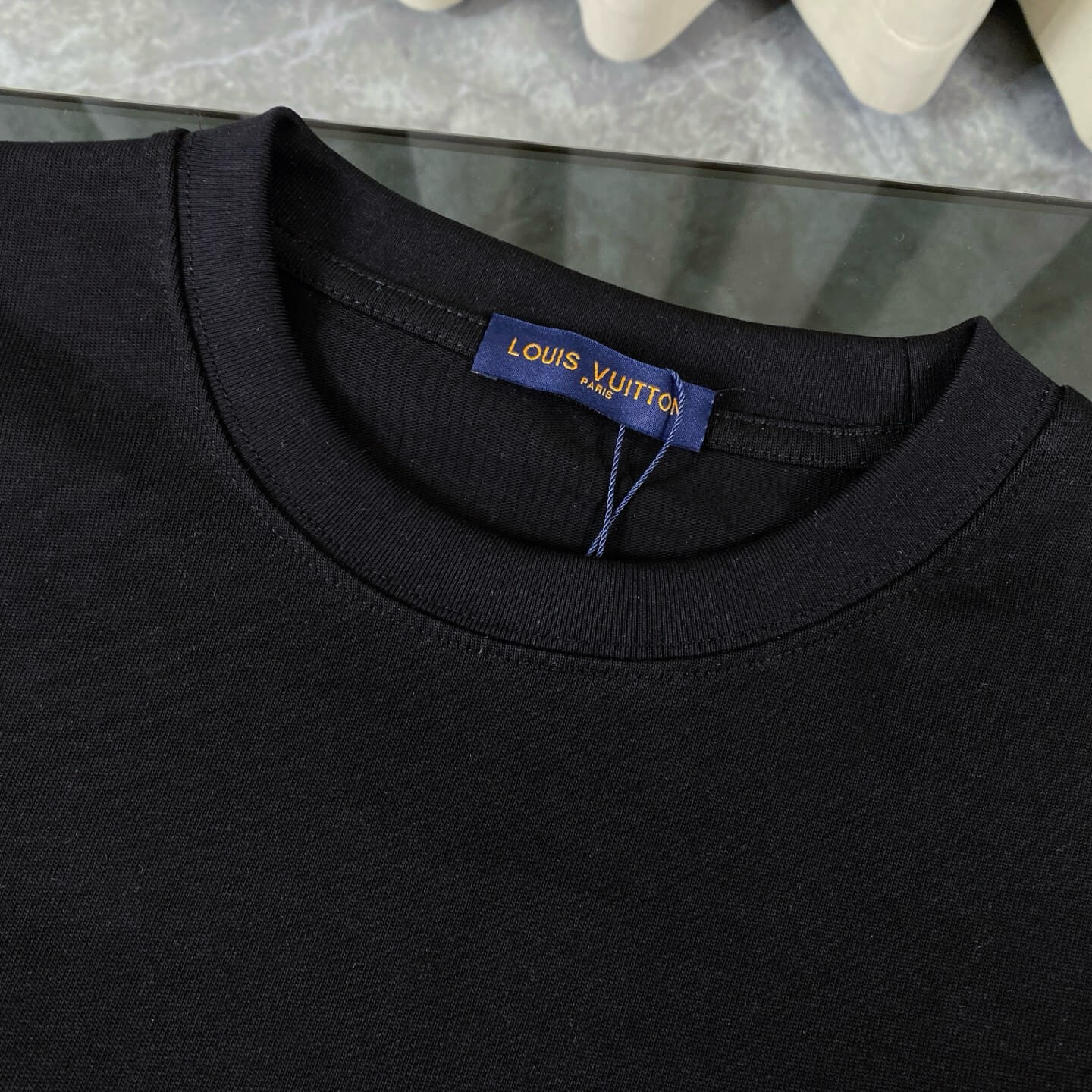 Camiseta clásica con parche de monograma