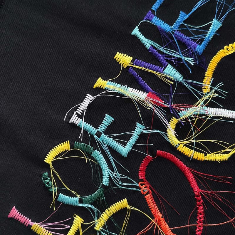 T-shirt brodé à franges arc-en-ciel