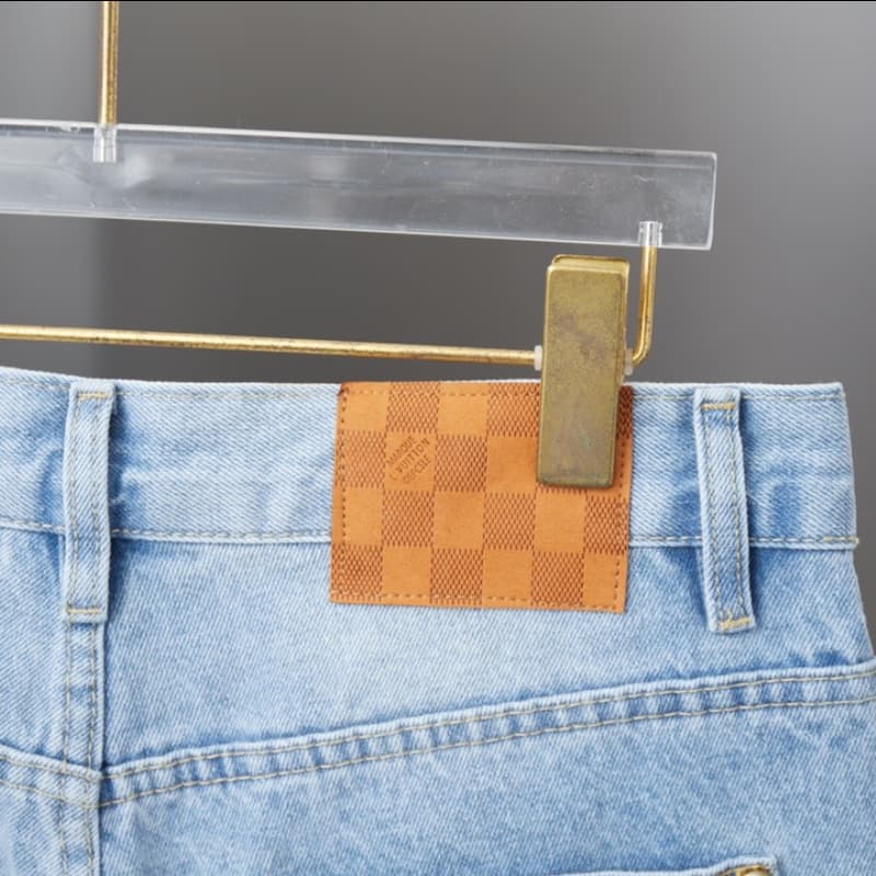Shorts vaqueros con letras bordadas en el bolsillo