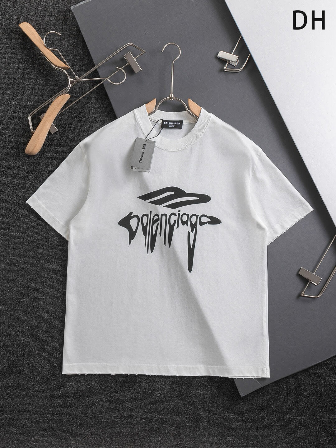 Camiseta con diseño rasgado