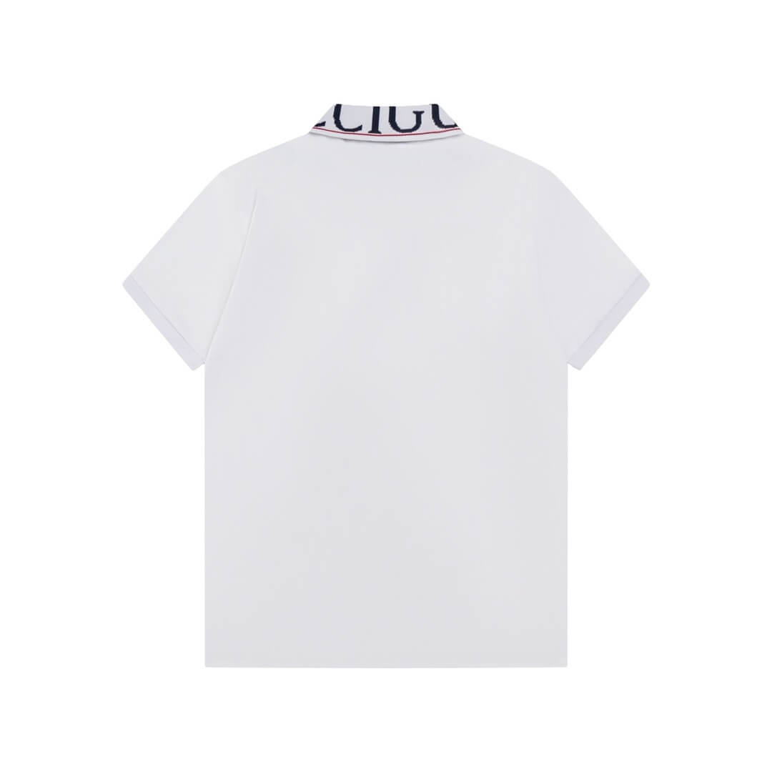 Camiseta polo con letras en el escote