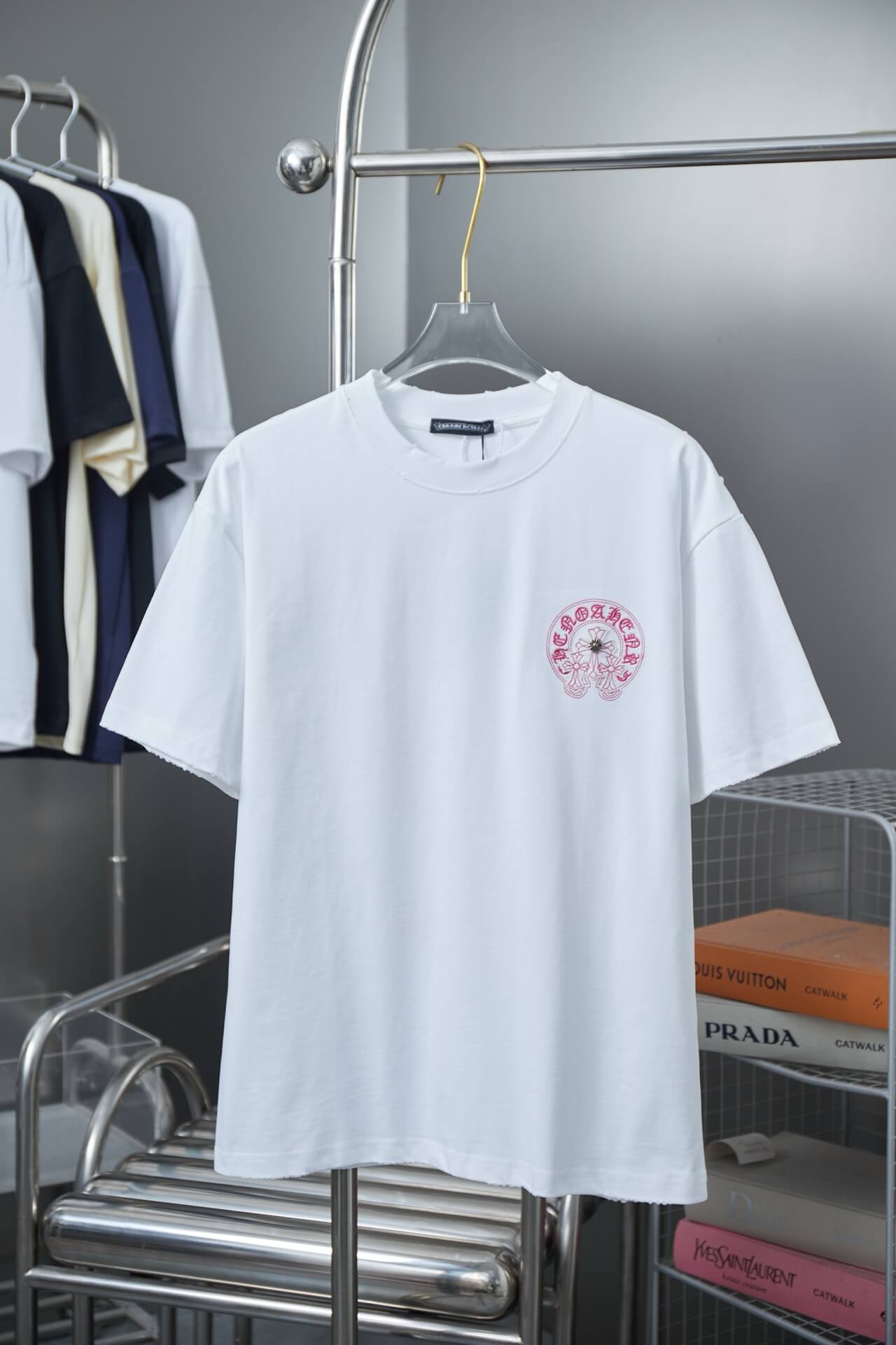Camiseta con bordado de cruz