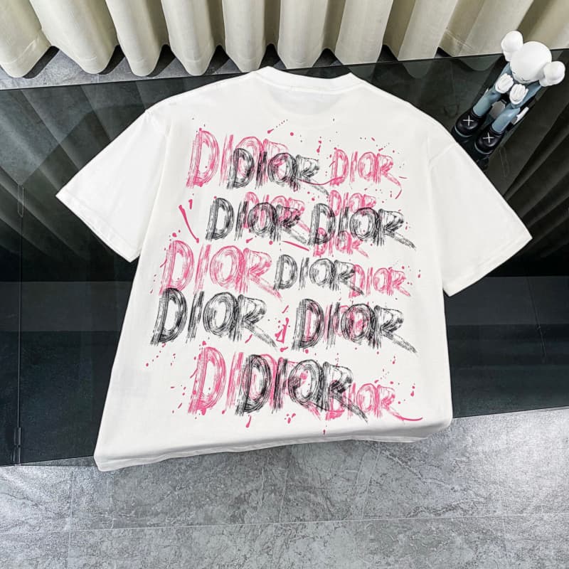 Camiseta clásica con estampado de grafiti integral