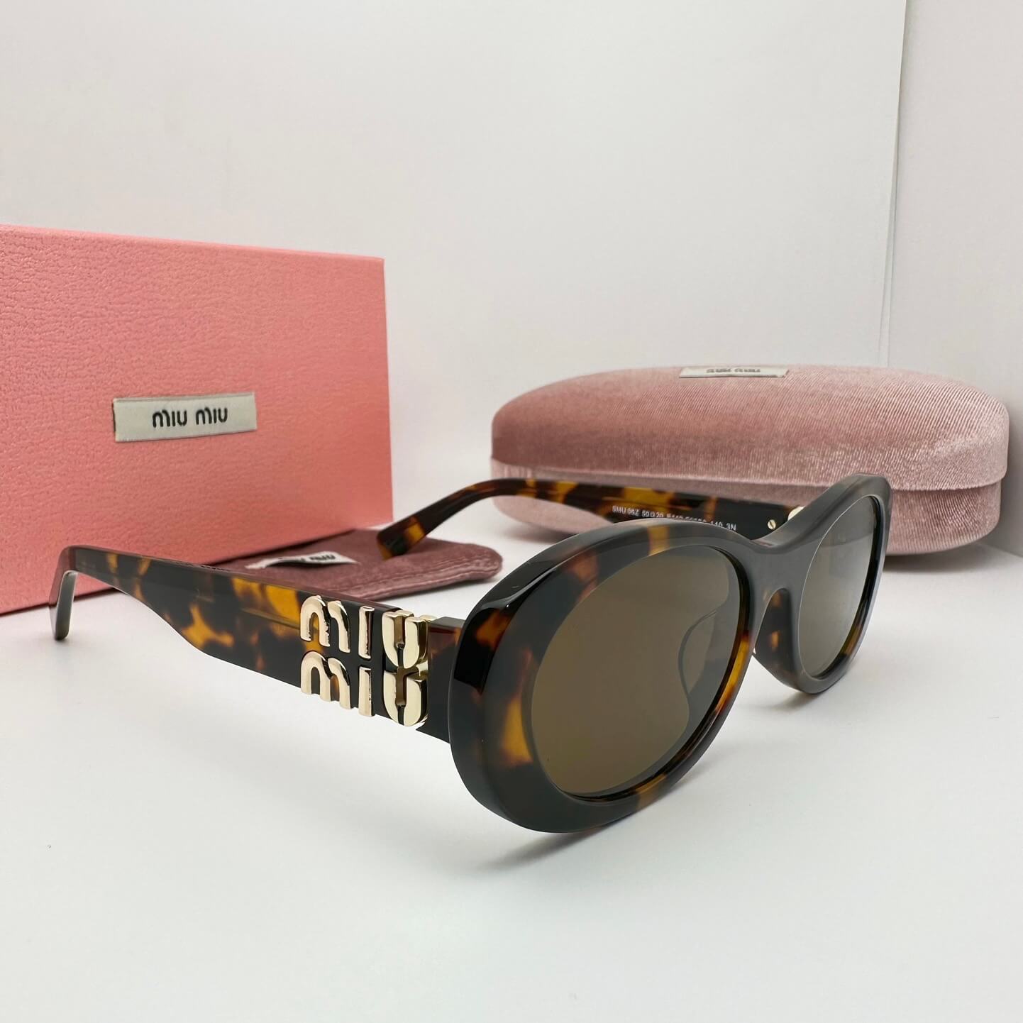 Gafas de sol con diseño de letras de metal