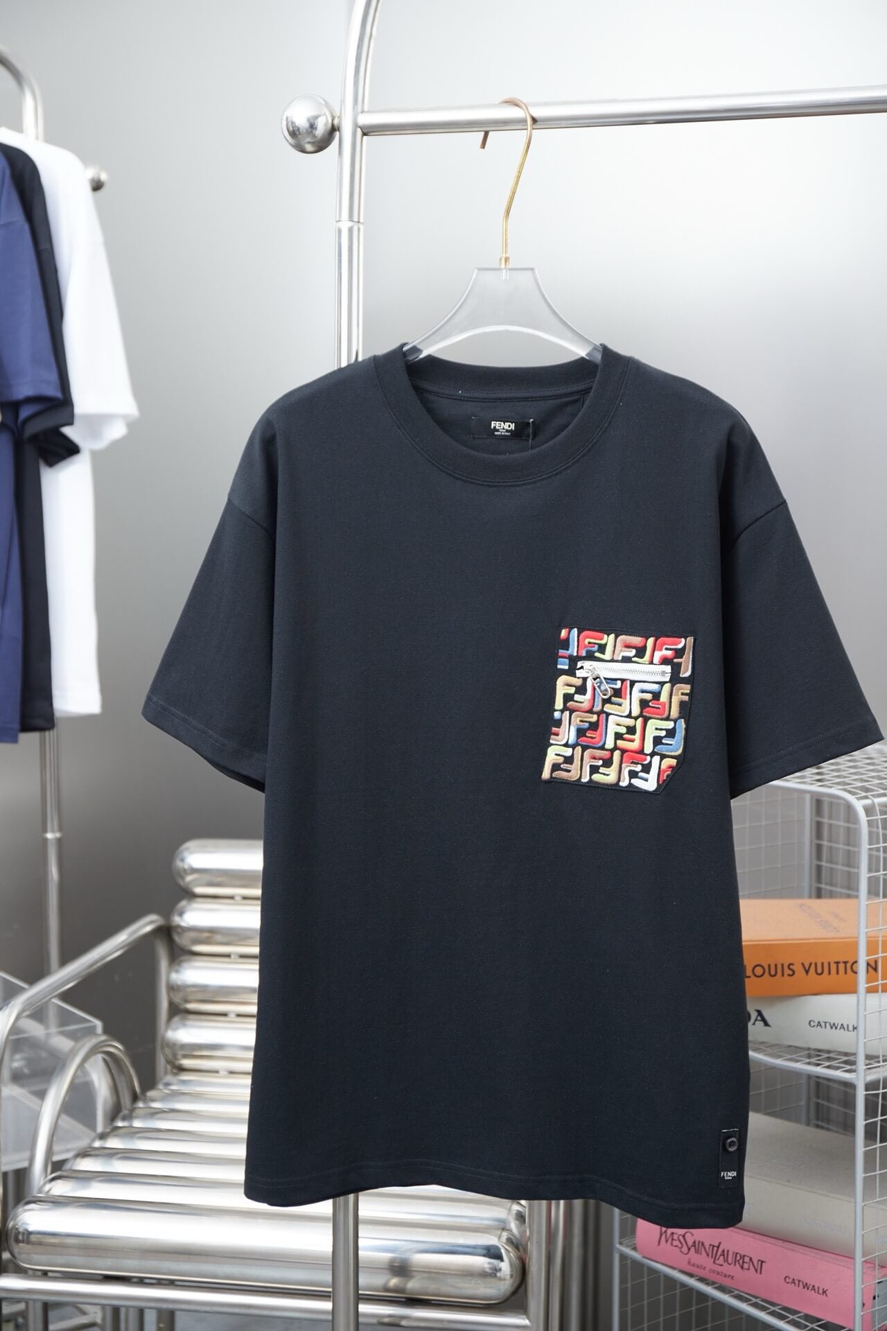 Camiseta con bordado colorido