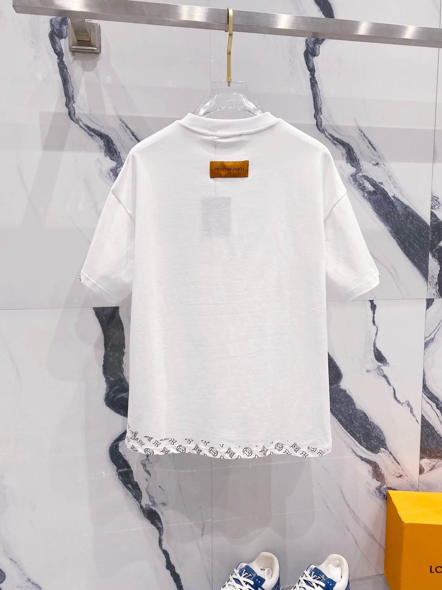 Camiseta con bordado de diseño oculto